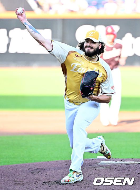 [OSEN=대전, 지형준 기자] 12일 오후 대전 한화생명볼파크에서 2025 신한 SOL뱅크 KBO 올스타전이 열렸다.13년 만에 대전에서 열리는 KBO 올스타전은 드림 올스타와 나눔올스타 대표로 나선 총 30명의 선수가 치열한 승부를 펼친다.1회 한화 폰세가 역투하고 있다. 2025.07.12 / jpnews@osen.co.kr