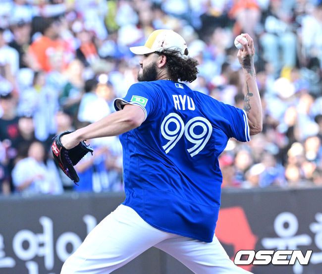 [OSEN=대전, 최규한 기자] 12일 오후 대전 한화생명볼파크에서 ‘2025 신한 SOL Bank KBO리그’ 올스타전이 열렸다.KBO 올스타전 경기는 드림 올스타와 나눔올스타 대표로 나선 총 30명의 선수가 치열한 승부를 펼친다.나눔 올스타 선발 한화 폰세가 류현진의 메이저리그 시절 유니폼을 입고 공을 던지고 있다. 2025.07.12 / dreamer@osen.co.kr