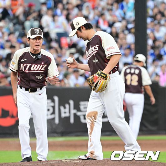 [OSEN=대전, 최규한 기자] 12일 오후 대전 한화생명볼파크에서 ‘2025 신한 SOL Bank KBO리그’ 올스타전이 열렸다.KBO 올스타전 경기는 드림 올스타와 나눔올스타 대표로 나선 총 30명의 선수가 치열한 승부를 펼친다.2회말 2사에서 KT 이강철 감독이 마운드에 오른 드림 올스타 최정과 대화를 나누고 있다. 2025.07.12 / dreamer@osen.co.kr