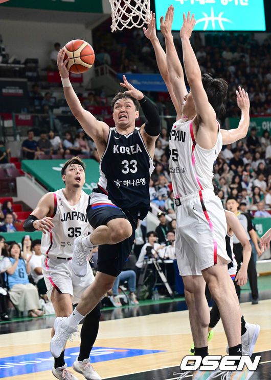[OSEN=안양, 김성락 기자] 13일 오후 안양 정관장아레나에서 ‘하나은행 2025 남자농구 국가대표 평가전’ 대한민국과 일본의 두 번째 평가전이 열렸다. 대한민국은 지난 11일 열린 일본과의 첫 번째 평가전에서 91-77로 승리를 거뒀다. 2쿼터 대한민국 이승현이 골밑슛을 시도하고 있다. 2025.07.13 / ksl0919@osen.co.kr