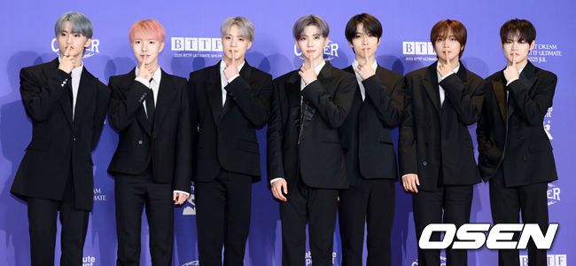 [OSEN=조은정 기자]그룹 NCT DREAM(엔시티 드림, 이하 NCT 드림)의 정규 5집 ‘Go Back To The Future’(고 백 투 더 퓨처) 발매 기념 제작 발표회가 14일 서울 송파구 롯데시네마 월드타워에서 열렸다.이번 앨범은 가장 빛나는 ‘나’를 찾기 위해 시간 여행을 떠난 호기심 많은 괴짜 NCT DREAM이 과거와 현재, 미래를 넘나드는 여정을 스펙터클하게 그려낸 작품이다. 더블 타이틀곡 ‘BTTF’(비티티에프 / 백 투 더 퓨처)와 ‘CHILLER’를 포함한 총 9곡이 수록돼 있다.NCT드림이 포즈를 취하고 있다. 2025.07.14/cej@osen.co.kr