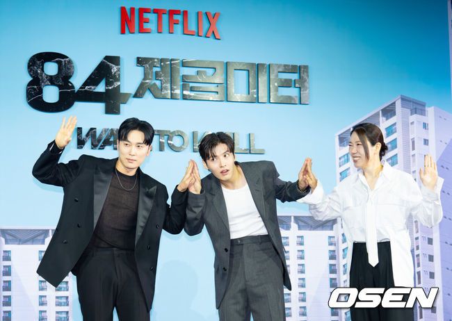 [OSEN=김성락 기자] 14일 오전 서울 중구 앰배서더 풀만 호텔에서 넥플릭스 영화 ‘84제곱미터’ 제작보고회가 열렸다. 영화‘ 84제곱미터 ’는 84㎡ 아파트로 내 집 마련에 성공한 영끌족 우성(강하늘)이 정체를 알 수 없는 층간 소음에 시달리며 벌어지는 예측불허 스릴러 장르다. 배우 배우 서현우, 강하늘, 엄혜란이 포토타임을 갖고 있다. 2025.07.14 / ksl0919@osen.co.kr