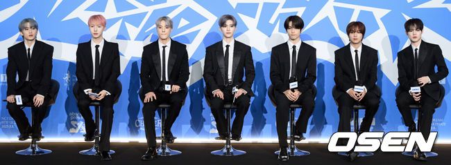 [OSEN=조은정 기자]그룹 NCT DREAM(엔시티 드림, 이하 NCT 드림)의 정규 5집 ‘Go Back To The Future’(고 백 투 더 퓨처) 발매 기념 제작 발표회가 14일 서울 송파구 롯데시네마 월드타워에서 열렸다.이번 앨범은 가장 빛나는 ‘나’를 찾기 위해 시간 여행을 떠난 호기심 많은 괴짜 NCT DREAM이 과거와 현재, 미래를 넘나드는 여정을 스펙터클하게 그려낸 작품이다. 더블 타이틀곡 ‘BTTF’(비티티에프 / 백 투 더 퓨처)와 ‘CHILLER’를 포함한 총 9곡이 수록돼 있다.NCT 드림이 질의응답 시간을 갖고 있다. 2025.07.14/cej@osen.co.kr