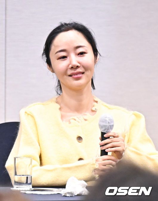 [OSEN=박준형 기자] 어도어 민희진 대표가 31일 오후 서울 프레스센터에서 어도어 임시주주총회 관련 입장을 설명하는 기자회견을 진행했다.민 대표는 법원이 전날 하이브를 상대로 낸 의결권 행사 금지 가처분 신청에 대해 인용 결정을 내려 자리를 지켰다. 하이브는 이날 진행된 어도어 임시 주주총회에서 민희진 대표 해임에 대한 의결권을 행사하지 않았다.하지만 어도어 사내이사는 하이브 측 인사들로 교체됐다. 이날 하이브 측이 추천한 김주영CHRO(최고인사책임자), 이재상CSO(최고전략책임자), 이경준CFO(최고재무책임자) 등 3명이 새 사내이사로 선임됐다. 민 대표 측 인사인 기존 어도어 사내이사 신모 부대표와 김모 이사는 해임됐다.민희진 대표가 미소 짓고 있다. 2024.05.31 / soul1014@osen.co.kr
