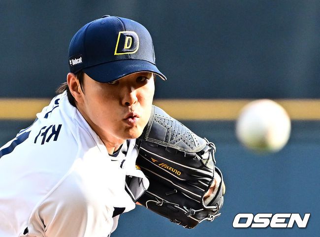 [OSEN=잠실, 지형준 기자] 5일 오후 서울 잠실구장에서 ‘2025 신한 SOL Bank KBO리그’ 두산 베어스와 KT 위즈의 경기가 열렸다.두산은 최원준, KT는 쿠에바스를 선발로 내세웠다.1회 두산 최원준이 역투하고 있다. 2025.07.05 /