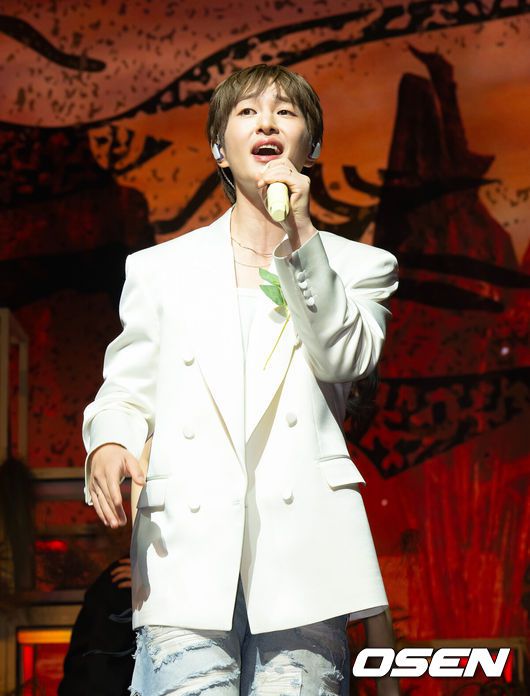 [OSEN=김성락 기자] 15일 오후 서울 영등포구 명화라이브홀에서 샤이니 온유(ONEW)의 솔로 정규 2집 ‘PERCENT’ 발매 기념 쇼케이스가 열렸다. 앨범 ‘PERCENT’는 비워지고, 채워지며 완성되어 가는 온유만의 기록이다. 온유는 세상을 살아가며 만나는 무수한 것들과 상호 보완의 관계를 이루며 100%를 채워간다. 결코 혼자서는 완전할 수 없지만, 불완전한 존재들 역시 그 자체로 아름답다는 믿음이 담겼다. 온유가 곡 작업 전반에 직접 참여해 진화된 음악적 역량을 입증한다.샤이니 온유가 멋진 공연을 펼치고 있다. 2025.07.15 / ksl0919@osen.co.kr