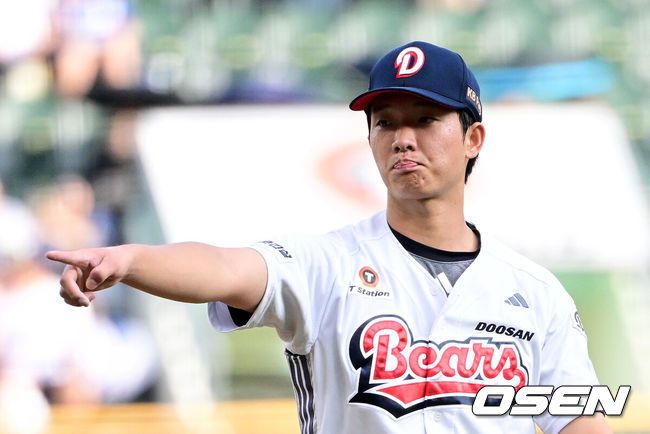 [OSEN=잠실, 지형준 기자] 1일 오후 서울 잠실구장에서 ‘2025 신한 SOL Bank KBO리그’ 두산 베어스와 삼성 라이온즈의 경기가 열렸다.두산은 최민석, 삼성은 아리엘 후라도가 선발로 나섰다.1회 두산 최민석이 역투하고 있다. 2025.07.01 /jpnews@osen.co.kr