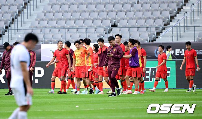 [OSEN=용인, 최규한 기자] 5일 오후 용인 미르스타디움에서 2025 동아시아축구연맹(EAFF) E-1 챔피언십(동아시안컵) 3차전 중국과 홍콩의 경기가 열렸다.이날 경기는 중국이 홍콩을 상대로 1-0 승리를 거뒀다.경기를 마치고 중국 선수들이 팬들에게 인사한 뒤 그라운드를 나서고 있다. 2025.07.15 / dreamer@osen.co.kr
