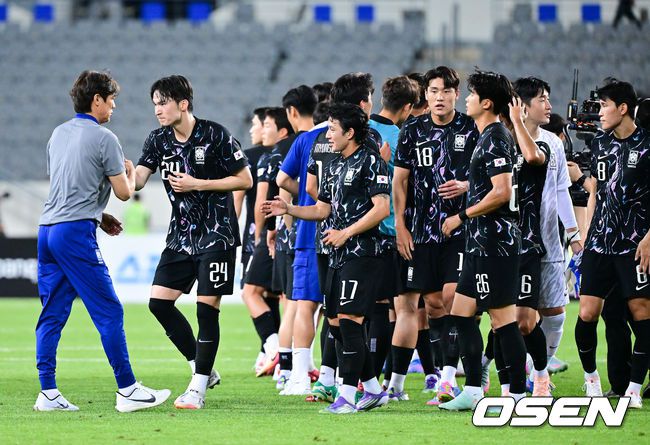 [OSEN=용인, 박준형 기자] 올 시즌'K리그 간판' 강상윤(전북), 이호재(포항)가 나란히 A매치 데뷔골을 터트렸다. 한국을 승리로 이끌었다.홍명보 감독이 이끄는 한국 축구대표팀은 11일 오후 8시 용인 미르스타디움에서 홍콩과 2025 동아시아축구연맹(EAFF) E-1 챔피언십(동아시안컵) 2차전을 치러 2-0으로 승리했다.경기종료 후 홍명보 감독이 선수들의 독려하고 있다.  2025.07.11 / soul1014@osen.co.kr