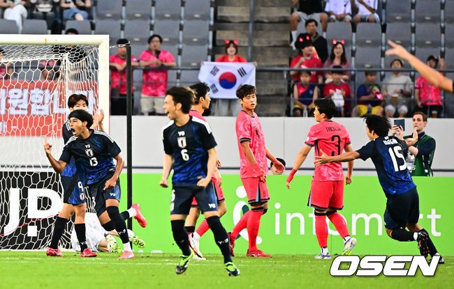 [OSEN=용인, 지형준 기자] 홍명보 감독이 이끄는 남자축구대표팀이 15일 오후 용인 미르스타디움에서 2025 동아시아축구연맹(EAFF) E-1 챔피언십(동아시안컵) 3차전 일본과 경기를 가졌다.한국은 1차전서 중국을 3-0, 2차전서 홍콩을 2-0으로 완파했다. 하지만 일본이 1차전서 홍콩을 6-1, 2차전서 중국을 2-0으로 이겼다. 골득실 +7의 일본이 +5의 한국을 누르고 조 선두인 상황이다. 나란히 2승을 거둔 한국과 일본은 대회 우승컵을 놓고 격돌한다.전반 일본 저메인이 선제골을 넣고 기뻐하고 있다. 2025.07.15 / jpnews@osen.co.kr