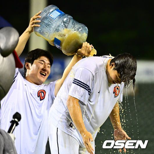 [OSEN=잠실, 지형준 기자] 이렇게 감동적인 승리가 있을까. ‘불운의 예비 FA 잠수함’ 최원준(두산 베어스)이 15전16기 끝 감격 첫 승을 신고했다.프로야구 두산 베어스는 5일 서울 잠실구장에서 열린 2025 신한 SOL뱅크 KBO리그 KT 위즈와의 시즌 11번째 맞대결에서 6-2로 승리했다.두산은 전날 패배 설욕과 함께 2연패에서 탈출하며 시즌 33승 3무 48패를 기록했다. 반면 최근 4연승, 토요일 9연승이 좌절된 KT는 43승 3무 39패가 됐다.경기를 마치고 두산 곽빈이 시즌 첫 승을 거둔 최원준에 물을 뿌리고 있다. 2025.07.05 /jpnews@osen.co.kr
