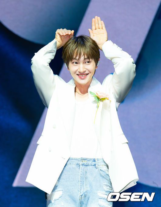 [OSEN=김성락 기자] 15일 오후 서울 명화라이브홀 명화라이브홀에서 샤이니 온유(ONEW)의 솔로 정규 2집 ‘PERCENT’ 발매 기념 쇼케이스가 열렸다. 앨범 ‘PERCENT’는 비워지고, 채워지며 완성되어 가는 온유만의 기록이다. 온유는 세상을 살아가며 만나는 무수한 것들과 상호 보완의 관계를 이루며 100%를 채워간다. 결코 혼자서는 완전할 수 없지만, 불완전한 존재들 역시 그 자체로 아름답다는 믿음이 담겼다. 온유가 곡 작업 전반에 직접 참여해 진화된 음악적 역량을 입증한다.샤이니 온유가 포즈를 취하고 있다. 2025.07.15 / ksl0919@osen.co.kr