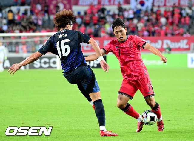 [OSEN=용인, 최규한 기자] 홍명보 감독이 이끄는 남자축구대표팀이 15일 오후 용인 미르스타디움에서 2025 동아시아축구연맹(EAFF) E-1 챔피언십(동아시안컵) 3차전 일본과 경기를 가졌다.한국은 1차전서 중국을 3-0, 2차전서 홍콩을 2-0으로 완파했다. 하지만 일본이 1차전서 홍콩을 6-1, 2차전서 중국을 2-0으로 이겼다. 골득실 +7의 일본이 +5의 한국을 누르고 조 선두인 상황이다. 나란히 2승을 거둔 한국과 일본은 대회 우승컵을 놓고 격돌한다.전반 한국 나상호가 돌파를 펼치고 있다. 2025.07.15 / dreamer@osen.co.kr