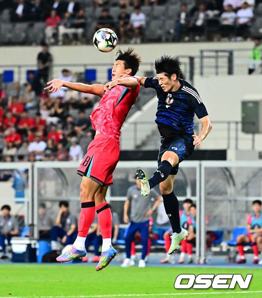 [OSEN=용인, 지형준 기자] 홍명보 감독이 이끄는 남자축구대표팀이 15일 오후 용인 미르스타디움에서 2025 동아시아축구연맹(EAFF) E-1 챔피언십(동아시안컵) 3차전 일본과 경기를 가졌다.한국은 1차전서 중국을 3-0, 2차전서 홍콩을 2-0으로 완파했다. 하지만 일본이 1차전서 홍콩을 6-1, 2차전서 중국을 2-0으로 이겼다. 골득실 +7의 일본이 +5의 한국을 누르고 조 선두인 상황이다. 나란히 2승을 거둔 한국과 일본은 대회 우승컵을 놓고 격돌한다.후반 한국 이호재가 헤더슛을 시도하고 있다. 2025.07.15 / jpnews@osen.co.kr