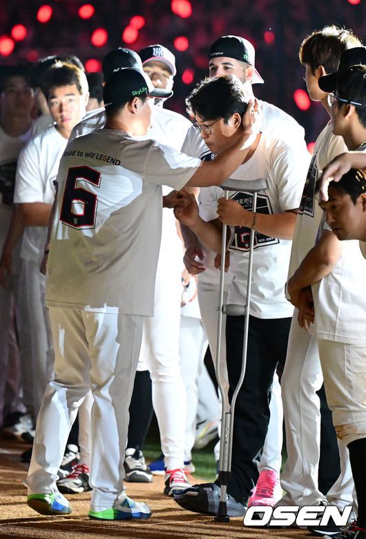 [OSEN=수원, 최규한 기자] 1일 수원 KT위즈파크에서 ‘2025 신한 SOL Bank KBO리그’ KT 위즈와 KIA 타이거즈의 경기가 열렸다.경기를 마치고 KT 박경수의 은퇴식이 진행됐다.박경수가 은퇴식에서 강백호와 인사를 나누고 있다. 2025.06.01 / dreamer@osen.co.kr
