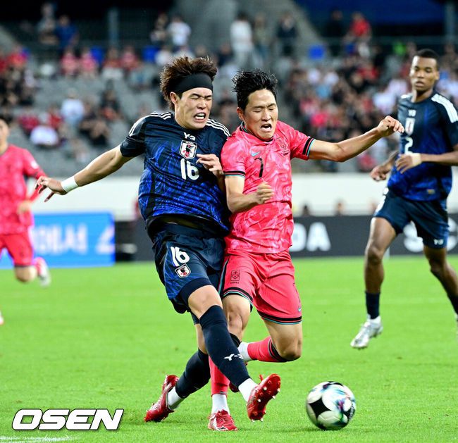 [OSEN=용인, 최규한 기자] 홍명보 감독이 이끄는 남자축구대표팀이 15일 오후 용인 미르스타디움에서 2025 동아시아축구연맹(EAFF) E-1 챔피언십(동아시안컵) 3차전 일본과 경기를 가졌다.한국은 1차전서 중국을 3-0, 2차전서 홍콩을 2-0으로 완파했다. 하지만 일본이 1차전서 홍콩을 6-1, 2차전서 중국을 2-0으로 이겼다. 골득실 +7의 일본이 +5의 한국을 누르고 조 선두인 상황이다. 나란히 2승을 거둔 한국과 일본은 대회 우승컵을 놓고 격돌한다.후반 한국 나상호와 일본 안도 토모야가 몸싸움을 벌이고 있다. 2025.07.15 / dreamer@osen.co.kr