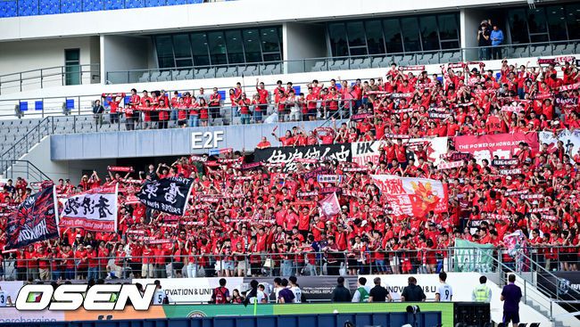 [OSEN=용인, 최규한 기자] 5일 오후 용인 미르스타디움에서 2025 동아시아축구연맹(EAFF) E-1 챔피언십(동아시안컵) 3차전 중국과 홍콩의 경기가 열렸다.이날 경기는 중국이 홍콩을 상대로 1-0 승리를 거뒀다.경기를 마치고 홍콩 선수들이 팬들에게 인사를 전하고 있다. 2025.07.15 / dreamer@osen.co.kr