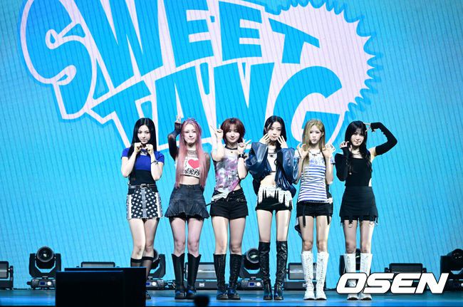 [OSEN=최규한 기자] 그룹 ifeye(이프아이-카시아, 라희, 원화연, 사샤, 태린, 미유)가 16일 오후 서울 한남동 블루스퀘어 SOL 트래블홀에서 미니 2집 물결 ‘낭’ Pt.2 ‘sweet tang(스윗탱)’을 발매 쇼케이스를 가졌다.이번 앨범 타이틀곡 ‘r u ok?’는 ifeye(이프아이)의 독보적인 멋스러움을 담아낸 노래로, 파워풀한 댄스곡 같으면서도 그 이면에 섬세한 악기 구성과 정교하게 설계된 그루브가 담겨 있어 리스너들의 귀를 사로잡을 것으로 기대된다.이프아이 멤버들이 포토타임을 하고 있다. 2025.07.16/ dreamer@osen.co.kr