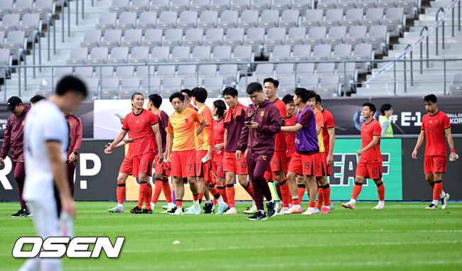 [OSEN=용인, 최규한 기자] 5일 오후 용인 미르스타디움에서 2025 동아시아축구연맹(EAFF) E-1 챔피언십(동아시안컵) 3차전 중국과 홍콩의 경기가 열렸다.이날 경기는 중국이 홍콩을 상대로 1-0 승리를 거뒀다.경기를 마치고 중국 선수들이 팬들에게 인사한 뒤 그라운드를 나서고 있다. 2025.07.15 / dreamer@osen.co.kr