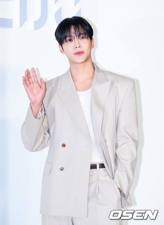 [OSEN=김성락 기자] 26일 오후 서울 성수동 XYZ SEOUL에서 한 뷰티브랜드의 신제품 출시 기념 팝업 포토월 행사가 열렸다. 이날 행사에는 걸그룹 미야오, 레드벨벳 슬기, 빈지노, 코드 쿤스트 모델 홍태준, 곽지영&김원중 부부, 배우 변요한, 남윤수, 원지안, 로운, 이동욱, 배두나가 참석했다. 배우 로운이 포즈를 취하고 있다. 2025.03.26 / ksl0919@osen.co.kr