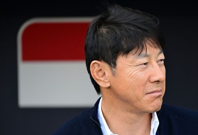 JAKARTA, INDONESIA - MARCH 25: Head coach Patrick Kluivert of Indonesia is seen prior to the FIFA World Cup qualifier Asian third round Group C match between Indonesia and Bahrain at Gelora Bung Karno Stadium on March 25, 2025 in Jakarta, Indonesia. (Photo by Robertus Pudyanto/Getty Images)