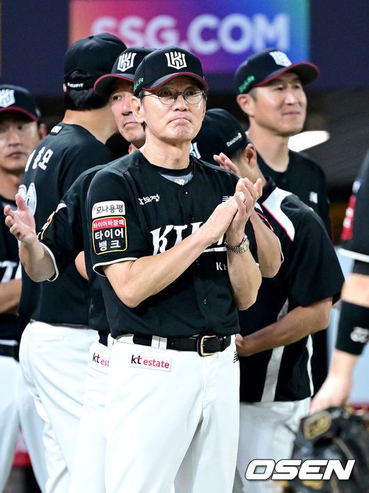 [OSEN=인천, 최규한 기자] 마법사 군단이 ‘107억 잠수함’ 고영표와 대타 김민혁의 활약을 앞세워 전반기 최종전에서 5위 도약을 해냈다.프로야구 KT 위즈는 10일 인천SSG랜더스필드에서 열린 2025 신한 SOL뱅크 KBO리그 SSG 랜더스와의 시즌 11차전에서 4-2 역전승을 거뒀다.2연승에 성공한 KT는 전반기 최종 3연전을 위닝시리즈로 장식하며 SSG를 끌어내리고 5위로 올라섰다. 경기를 마치고 승리한 KT 이강철 감독이 선수들을 맞이하며 박수를 보내고 있다. 2025.07.10 / dreamer@osen.co.kr