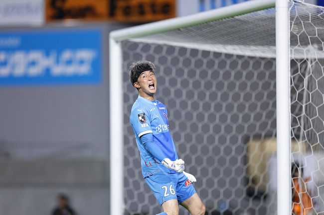 [사진] 발리슛으로 극적인 동점골을 터트린 교토 상가 골키퍼 오타 다케시.
