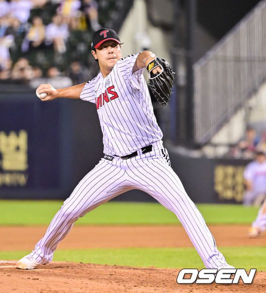 [OSEN=잠실, 박준형 기자] 9일 오후 서울 잠실구장에서 ‘2025 신한 SOL BANK KBO리그’ LG 트윈스와 키움 히어로즈의 경기가 진행됐다.이날 경기에서 LG는 손주영을, 키움은 정현우를 선발투수로 내세웠다. 6회초 LG 김진성 투수가 역투하고 있다.  2025.07.09 /  soul1014@osen.co.kr