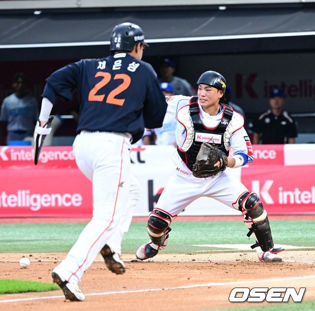 [OSEN=수원, 최규한 기자] 18일 수원 KT위즈파크에서 ‘2025 신한 SOL Bank KBO리그’ KT 위즈와 한화 이글스의 경기가 열렸다.홈팀 KT는 오원석, 방문팀 한화는 코디 폰세를 선발로 내세웠다.2회초 1사 2, 3루 상황 한화 최재훈의 내야 땅볼 때 KT 포수 강현우가 유격수 권동진의 송구 실책으로 포구에 실패하고 있다. 이 틈을 놓치지 않고 홈을 밟은 3루 주자 채은성. 2025.07.18 / dreamer@osen.co.kr