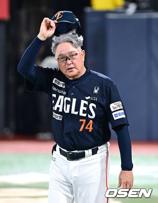 [OSEN=수원, 최규한 기자] 프로야구 한화 이글스가 18일 수원KT위즈파크에서 열린 2025 신한 SOL뱅크 KBO리그 KT 위즈와의 시즌 9차전에서 5-0으로 승리했다.후반기 첫 경기를 승리로 장식한 선두 한화는 최근 7연승, 원정경기 4연승을 달리며 시즌 53승 2무 33패를 기록했다. 반면 최근 3연승, 금요일 6연승이 좌절된 5위 KT는 45승 3무 42패가 됐다.한화 선발 폰세는 6이닝 2피안타 2사사구 8탈삼진 무실점 98구 위력투로 시즌 12승(무패)째를 챙겼다.경기를 마치고 한화 김경문 감독이 팬들에게 인사하고 있다. 2025.07.18 / dreamer@osen.co.kr