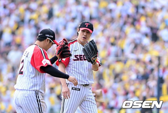 [OSEN=잠실, 지형준 기자] 23일 오후 서울 잠실야구장에서 2025 신한 SOL Bank KBO리그 LG 트윈스와 롯데 자이언츠의 경기가 열렸다.이날 LG는 손주영, 롯데는 박세웅을 선발로 내세웠다.8회초 2사 만루에서 LG 문보경이 롯데 손호영의 3루 라인드라이브 타구를 처리하며 김진성과 기뻐하고 있다. 2025.03.23 / jpnews@osen.co.kr