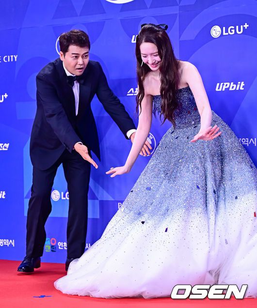 [OSEN=이대선 기자] 제4회 청룡시리즈어워즈 레드카펫 및 포토월 행사가 18일 인천 파라다이스시티에서 열렸다.