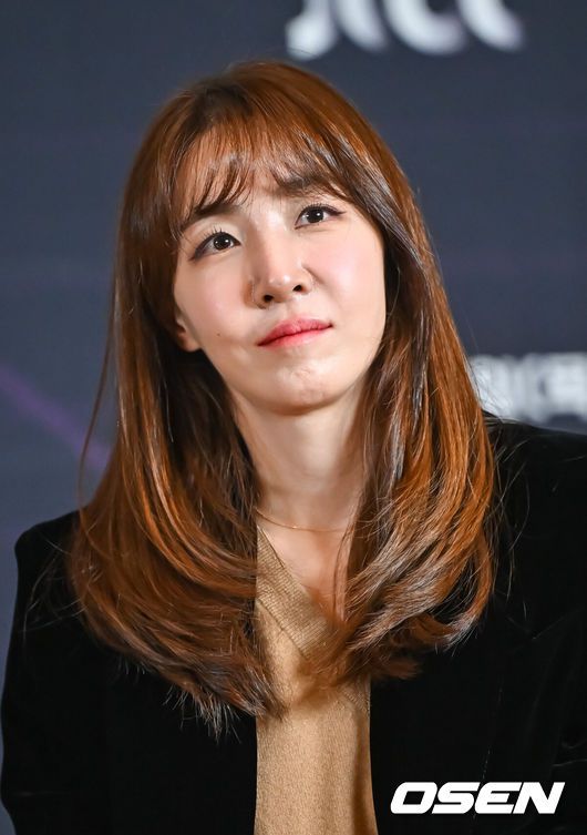[OSEN=박준형 기자] 26일 오전 서울 상암동 중소기업DMC타워에서 JTBC 새 예능프로그램 '싱어게인 시즌3-무명가수전'(이하 '싱어게인3) 제작발표회가 진행됐다.작사가 김이나가 질문을 듣고 있다.  2023.10.26  / soul1014@osen.co.kr