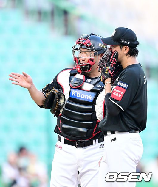 [OSEN=인천, 최규한 기자] 10일 인천 SSG랜더스필드에서 ‘2025 신한 SOL Bank KBO리그’ SSG 랜더스와 KT 위즈의 경기가 열렸다.홈팀 SSG는 드류 앤더슨, 방문팀 KT는 고영표를 선발로 내세웠다.2회말 2사 1, 2루 상황 KT 선발 고영표와 포수 장성우가 마운드에서 대화를 나누고 있다. 2025.07.10 / dreamer@osen.co.kr
