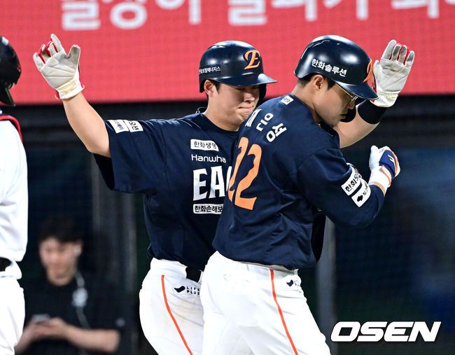 [OSEN=수원, 최규한 기자] 18일 수원 KT위즈파크에서 ‘2025 신한 SOL Bank KBO리그’ KT 위즈와 한화 이글스의 경기가 열렸다.홈팀 KT는 오원석, 방문팀 한화는 코디 폰세를 선발로 내세웠다.5회초 2사 1루 상황 한화 채은성이 달아나는 좌월 투런포를 날리고 홈을 밟은 뒤 노시환과 인사를 나누고 있다. 2025.07.18 / dreamer@osen.co.kr