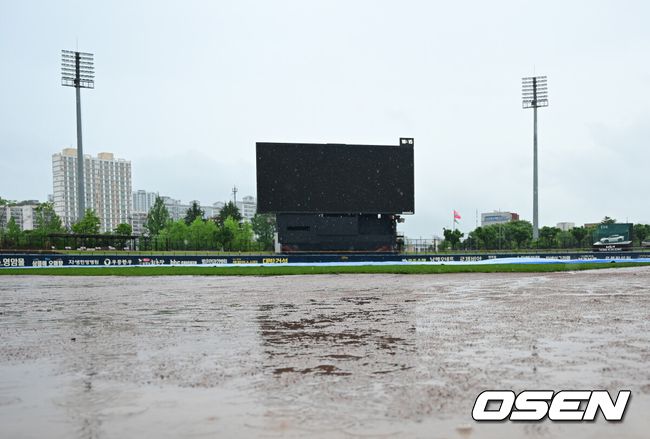 비에 젖은 챔피언스필드./OSEN DB