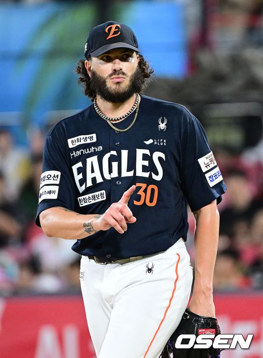 [OSEN=수원, 최규한 기자] 18일 수원 KT위즈파크에서 ‘2025 신한 SOL Bank KBO리그’ KT 위즈와 한화 이글스의 경기가 열렸다.홈팀 KT는 오원석, 방문팀 한화는 코디 폰세를 선발로 내세웠다.6회말 2사 1루 상황 KT 안현민에게 볼넷을 내준 한화 선발 폰세가 벤치를 보며 제스처를 보내고 있다. 2025.07.18 / dreamer@osen.co.kr