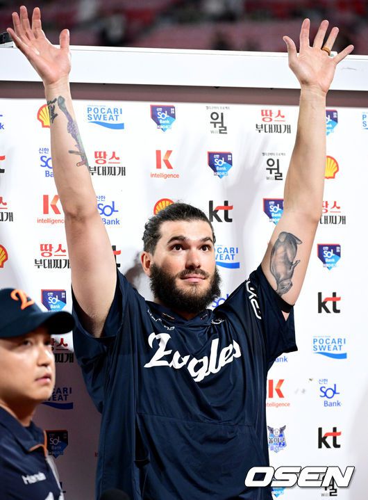 [OSEN=수원, 최규한 기자] 프로야구 한화 이글스가 18일 수원KT위즈파크에서 열린 2025 신한 SOL뱅크 KBO리그 KT 위즈와의 시즌 9차전에서 5-0으로 승리했다.후반기 첫 경기를 승리로 장식한 선두 한화는 최근 7연승, 원정경기 4연승을 달리며 시즌 53승 2무 33패를 기록했다. 반면 최근 3연승, 금요일 6연승이 좌절된 5위 KT는 45승 3무 42패가 됐다.한화 선발 폰세는 6이닝 2피안타 2사사구 8탈삼진 무실점 98구 위력투로 시즌 12승(무패)째를 챙겼다.경기를 마치고 승리투수 한화 코디 폰세가 팬들의 환호에 답하고 있다. 2025.07.18 / dreamer@osen.co.kr