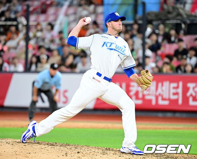 [OSEN=수원, 최규한 기자] 18일 수원 KT위즈파크에서 ‘2025 신한 SOL Bank KBO리그’ KT 위즈와 한화 이글스의 경기가 열렸다.홈팀 KT는 오원석, 방문팀 한화는 코디 폰세를 선발로 내세웠다.7회초 마운드에 오른 KT 투수 패트릭 머피가 힘차게 공을 뿌리고 있다. 2025.07.18 / dreamer@osen.co.kr