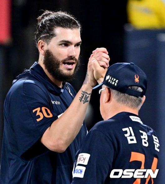 [OSEN=수원, 최규한 기자] 프로야구 한화 이글스가 18일 수원KT위즈파크에서 열린 2025 신한 SOL뱅크 KBO리그 KT 위즈와의 시즌 9차전에서 5-0으로 승리했다.후반기 첫 경기를 승리로 장식한 선두 한화는 최근 7연승, 원정경기 4연승을 달리며 시즌 53승 2무 33패를 기록했다. 반면 최근 3연승, 금요일 6연승이 좌절된 5위 KT는 45승 3무 42패가 됐다.한화 선발 폰세는 6이닝 2피안타 2사사구 8탈삼진 무실점 98구 위력투로 시즌 12승(무패)째를 챙겼다.경기를 마치고 한화 김경문 감독과 승리투수 폰세가 인사를 나누고 있다. 2025.07.18