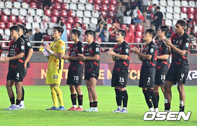 [OSEN=포항, 이석우 기자] 19일 포항 스틸야드에서 하나은행 K리그1 2025 포항 스틸러스와 전북 현대의 경기가 열렸다.  포항으로 이적한 기성용이 포항 유니폼을 입고 첫 출전한다. 전북 현대에 2-3으로 역전패한 포항 스틸러스 선수들이 아쉬운 표정으로 팬들에게 감사 인사를 하고 있다. 2025.07.19 / foto0307@osen.co.kr