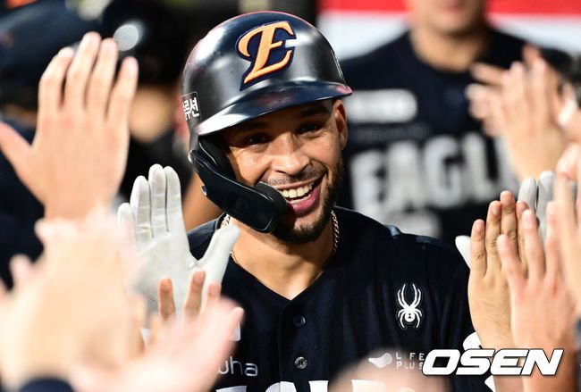 [OSEN=수원, 조은정 기자]20일 오후 수원 KT위즈파크에서 ‘2025 신한 SOL Bank KBO리그’ KT 위즈와 한화 이글스의 경기가 열렸다.홈팀 KT는 소형준, 방문팀 한화는 류현진을 선발로 내세웠다.7회초 2사 2루 한화 리베라토가 투런 홈런을 날린 뒤 더그아웃에서 축하를 받고 있다. 2025.07.20 /cej@osen.co.kr