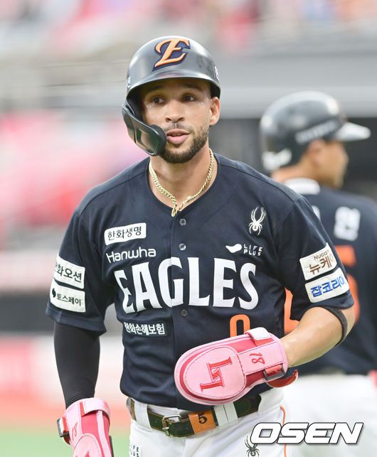 [OSEN=수원, 김성락 기자] 19일 오후 수원 KT위즈파크에서 ‘2025 신한 SOL Bank KBO리그’ KT 위즈와 한화 이글스의 경기가 열렸다.홈팀 KT는 헤이수스, 방문팀 한화는 와이스를 선발로 내세웠다.1회초 2사 1, 2루 한화 채은성의 선취 2타점 적시 2루타 때 2루주자 리베라토가 득점을 올린 뒤 기뻐하고 있다. 2025.07.19 / ksl0919@osen.co.kr