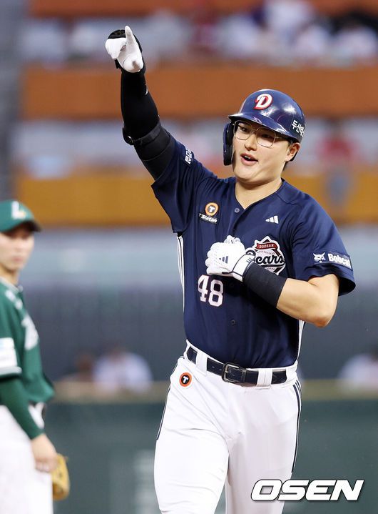 [OSEN=인천, 민경훈 기자] 19일 인천 SSG랜더스필드에서 ‘2025 신한 SOL Bank KBO리그’ SSG 랜더스와 두산 베어스의 경기가 열렸다.SSG는 드류 앤더슨, 두산은 콜어빈은 선발로 내세웠다.5회초 1사 두산 김동준이 우월 솔로 홈런을 때린 후 기뻐하고 있다. 2025.07.19 /rumi@osen.co.kr