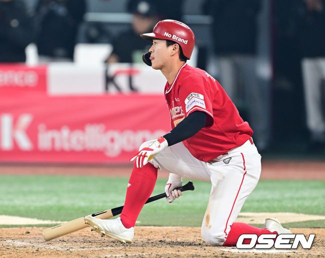 [OSEN=수원, 김성락 기자] 24일 오후 수원 KT위즈파크에서 ‘2025 신한 SOL Bank KBO리그’ KT 위즈와 SSG 랜더스의 경기가 열렸다.홈팀 KT는 강건, 원정팀 SSG는 문승원을 선발로 내세웠다. 8회초 1사 만루 SSG 최상민이 헛스윙 삼진으로 물러나고 있다. 2025.04.24 / ksl0919@osen.co.kr