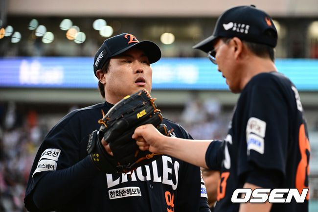 [OSEN=수원, 조은정 기자]20일 오후 수원 KT위즈파크에서 ‘2025 신한 SOL Bank KBO리그’ KT 위즈와 한화 이글스의 경기가 열렸다.홈팀 KT는 소형준, 방문팀 한화는 류현진을 선발로 내세웠다.5회말 무실점으로 이닝을 마친 한화 선발 류현진이 더그아웃으로 향하고 있다. 2025.07.20 /cej@osen.co.kr