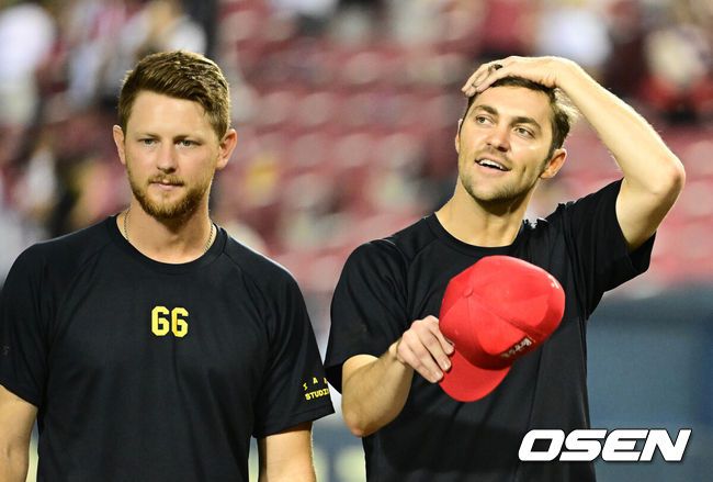 [OSEN=잠실, 지형준 기자] 프로야구KIA가LG 상대로 스윕에 성공하며 4연승을 이어갔다.KIA는18일 서울 잠실구장에서 열린 2024 KBO리그 LG와 경기에서 4-0으로 승리했다. KIA는 LG와 주말 3연전을 싹쓸이 승리했다.KIA 선발투수 네일은 6이닝 3피안타 1볼넷 3탈삼진 무실점으로 승리 투수가 됐다. 시즌 11승째로 다승 공동 1위가 됐다.KIA 라우어, 네일이 승리를 기뻐하고 있다. 2024.08.18 / jpnews@osen.co.kr