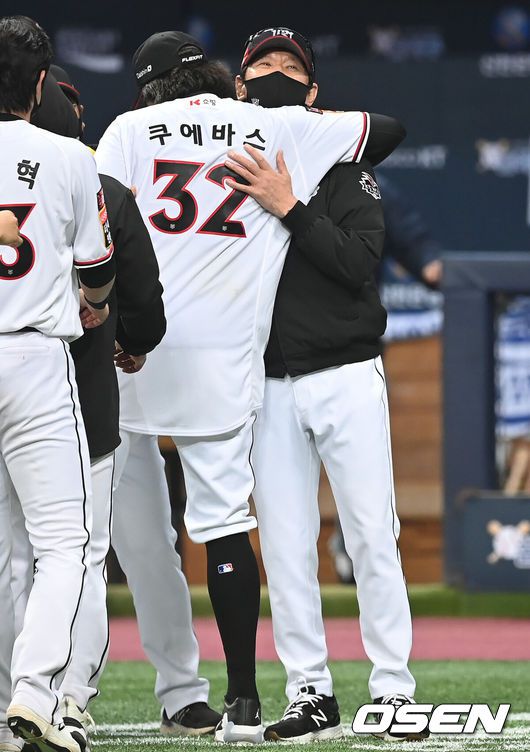 [OSEN=고척, 김성락 기자] 14일 오후 서울 고척스카이돔에서 KT 위즈와 두산 베어스의 2021시즌 KBO리그 한국시리즈 1차전이 열렸다.KT는 14일 서울 고척돔에서 열린 2021 한국시리즈 두산과 1차전에서 4-1로 승리, 기선 제압에 성공했다.경기 종료 후 KT 이강철 감독과 쿠에바스가 기쁨을 나누고 있다. 2021.11.14 /ksl0919@osen.co.kr