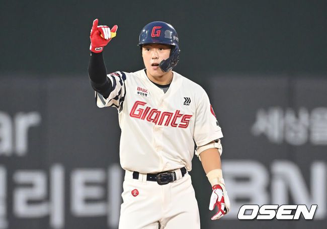 [OSEN=부산, 이석우 기자] 8일 부산 사직야구장에서 2025 신한 SOL 뱅크 KBO 리그 롯데 자이언츠와 두산 베어스의 경기가 열렸다. 홈팀 롯데는 홍민기가, 방문팀 두산은 최민석이 선발 출전했다.롯데 자이언츠 한태양이 5회말 무사 2루 중견수 뒤 동점 1타점 2루타를 치고 세리머니를 하고 있다. 2025.07.08 / foto0307@osen.co.kr