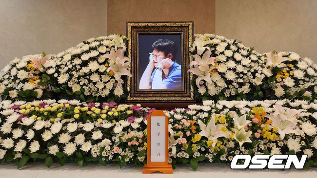 [OSEN=사진팀] 대학로 소극장 학전을 이끈 가수 김민기가 암 투병 끝에 향년 73세로 세상을 떠났다.22일 공연예술계에 따르면 김민기는 전날 지병인 위암 증세가 악화해 세상을 떠났다. 빈소는 서울대학교 병원 장례식장에 마련됐다.김민기 대표의 발인은 오는 24일 오전 5시 30분이다. 장지는 천안공원묘지다. (사진제공=학전) 2024.07.22 / photo@osen.co.kr